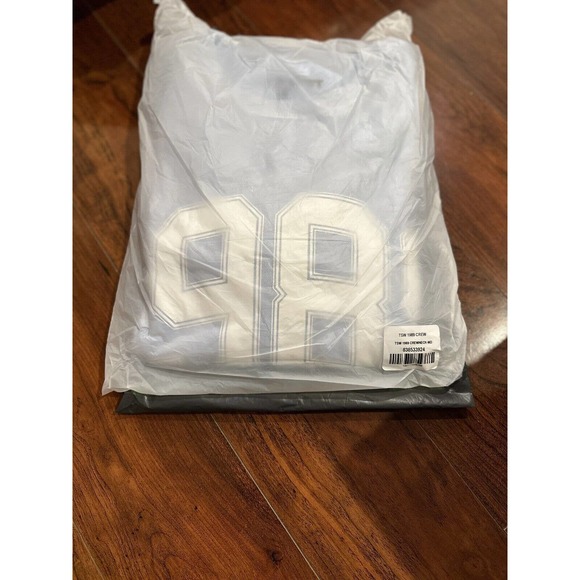 Official Taylor Swift 1989 Crewneck Medium IN HAND - FAST SHIP NOW!! - SOLD OUT - Picture 1 of 4